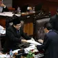 Ketua Badan Anggaran DPR Ahmadi Noor Supit memberikan laporan pandangan fraksi terhadap RAPBN 2016 kepada Ketua Rapat Taufik Kurniawan (kedua kiri) saat Rapat Paripurna Ke-9 di Kompleks Parlemen, Jakarta, Jumat (30/10/2015). (Liputan6.com/JohanTallo)