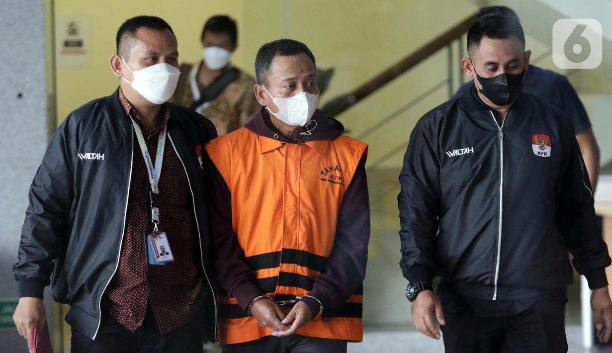 Dodi Martimbang (ketiga kiri) digiring petugas Komisi Pemberantasan Korupsi (KPK) di Gedung Merah Putih KPK Jakarta, Selasa (17/1/2023). Dodi Martimbang merupakan tersangka dugaan tindak pidana korupsi kerja sama pengolahan anoda logam (dore kadar emas rendah) antara PT Aneka Tambang Tbk dengan PT Loco Montrado tahun 2017. (Liputan6.com/Helmi Fithriansyah)