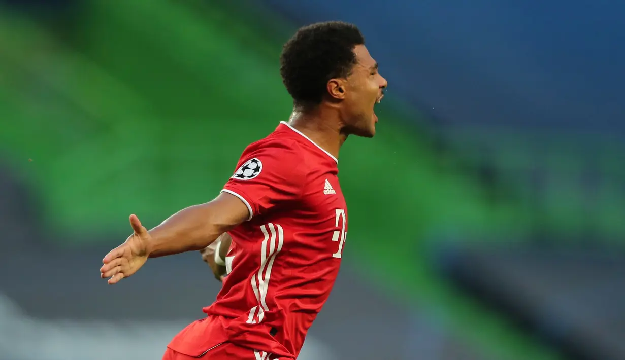 Gelandang Bayern Munchen, Serge Gnabry berselebrasi usai mencetak gol ke gawang Lyon pada pertandingan Semifinal Liga Champions di stadion Jose Alvalade di Lisbon, Portugal, Rabu, (19/8/2020). Gnabry mencetak dua gol di laga ini dan mengantar Munchen melaju ke Final. (Miguel A. Lopes / Pool via AP)