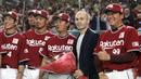 Andres Iniesta (2kanan) bersama tim baseball Tohoku Rakuten Golden Eagles saat perkenalan di Tokyo, (24/5/2018). Andres memilih bergabung dengan Vissel Kobe selama tiga musim. (AFP/Jiji Press)