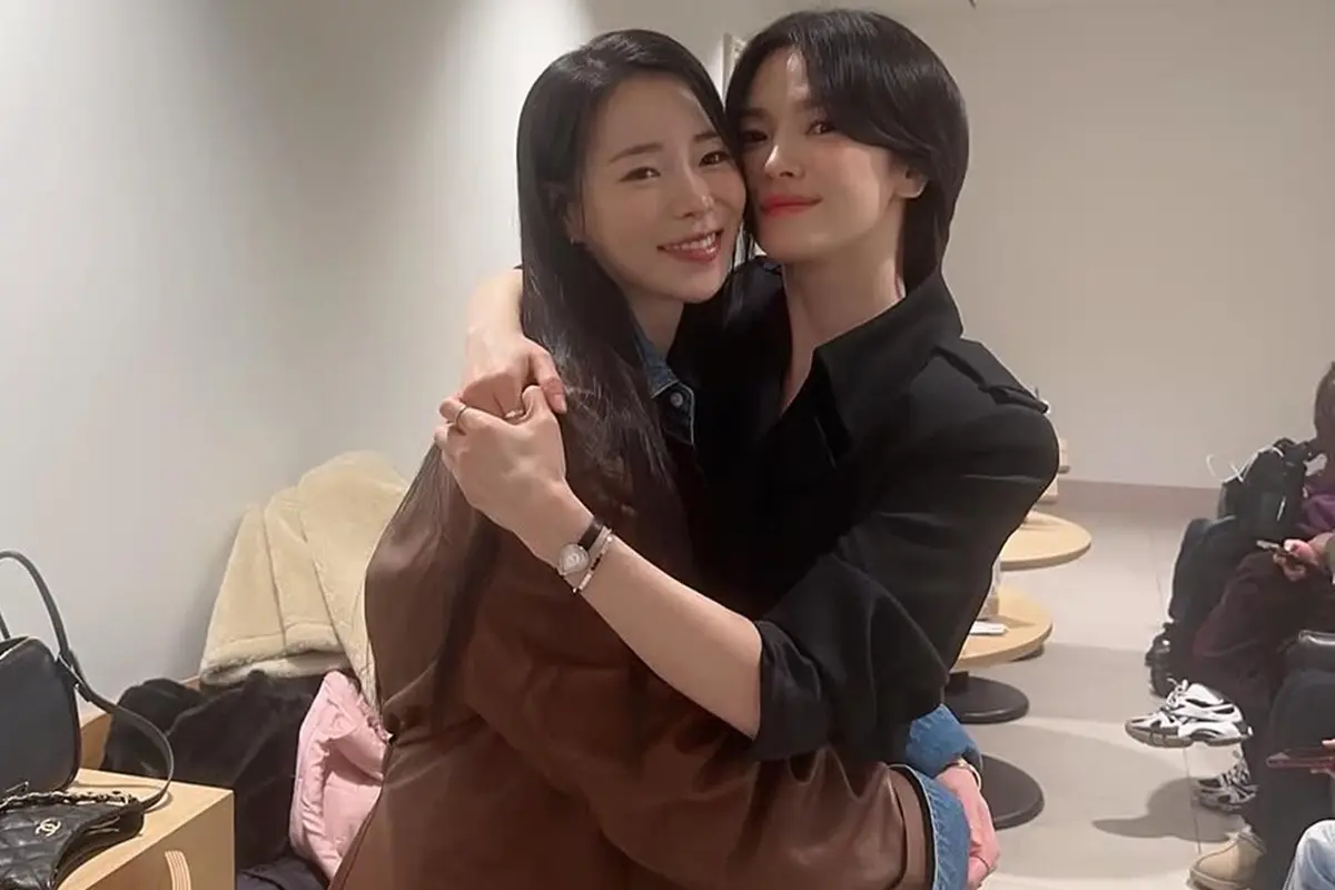 Potret Lim Ji Yeon Beri Dukungan Song Hye Kyo di VIP Premiere Film Dark Nuns