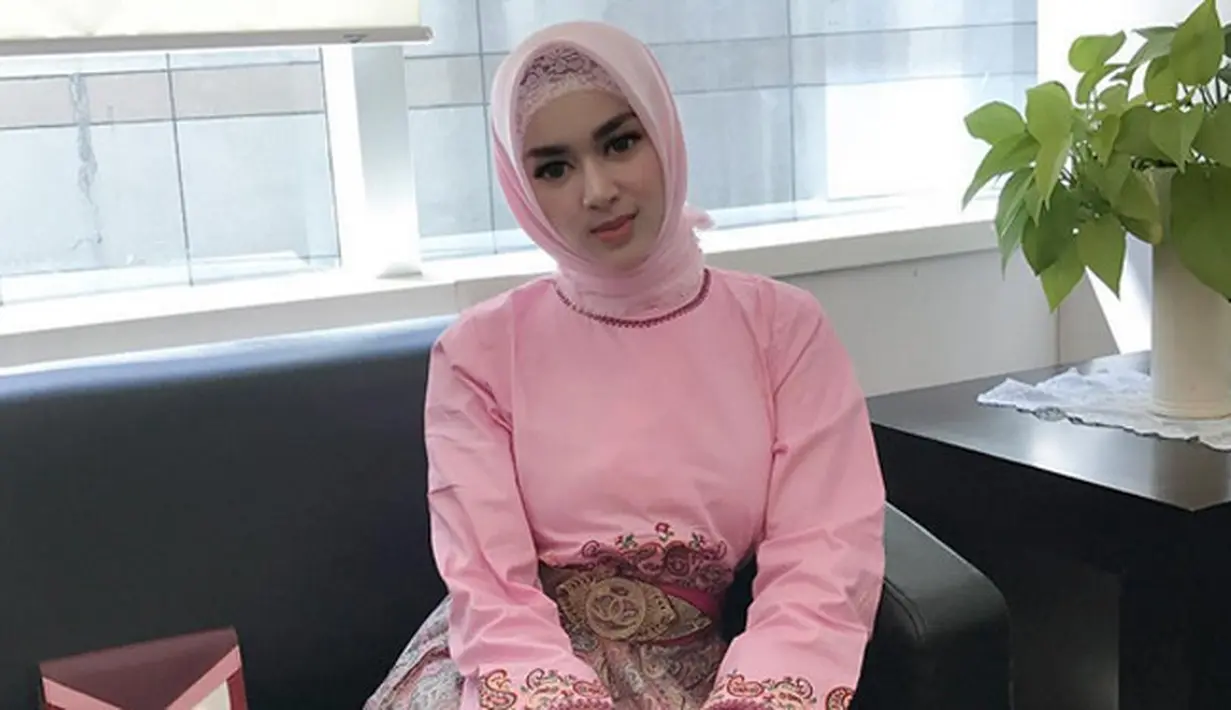 Rumor kawin kontrak ini muncul lantaran waktu itu Lucky Hakim dan Tiara Dewi tak menggelar resepsi dikarenakan ibunda Lucky sakit. Belum lama ini sang ibu telah meninggal dunia dan hubungan pernikahannya pun harus berakhir. (Instagram/tiaradewireal)