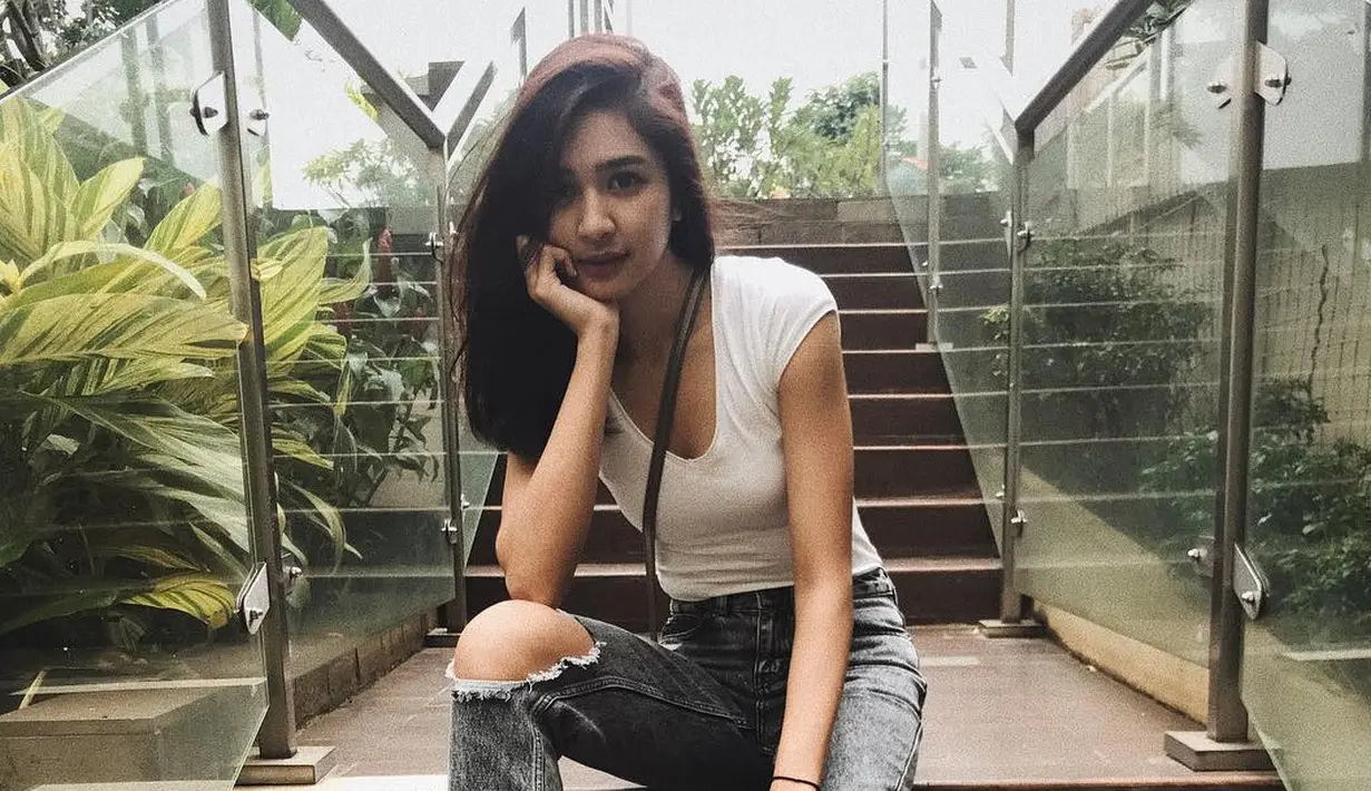 Bertubuh tinggi dan langsing sepertinya sudah melekat pada Mikha Tambayong. Gayanya yang selalu memikat ini, Mikha pun juga punya cara tersendiri untuk membuat dirinya terlihat seksi. (Instagram/miktambayong)