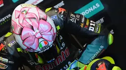 Pada balapan MotoGP San Marino 2021 The Doctor memakai desain helm yang dipersembahkan khusus untuk calon anak perempuan yang masih dalam kandungan pasangannya. (AFP/Andreas Solaro)