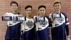 Tim e-Sports, WAW divisi PUBG, foto bersama saat mengunjungi Kantor KLY di Jakarta, Kamis (21/2). Dalam kunjungan itu tim milik Youtuber Reza Arap tersebut berbagi tips dan triks dalam bermain PUBG. (Bola.com/M. Iqbal Ichsan)