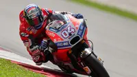 Pebalap Ducati, Andrea Dovizioso, terkejut dengan kemampuan apik motor Desmosedici GP 18 di tikungan. (AFP/ Mohd Rasfan)