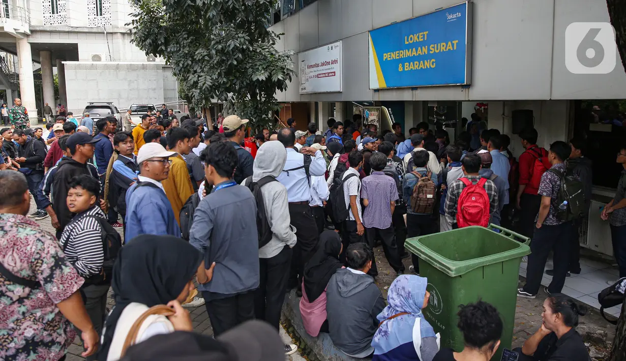 Hingga, Selasa (22/4/2025) siang, ratusan warga memadati area sekitar Loket Penerimaan Surat dan Barang di Balai Kota Jakarta. (Liputan6.com/Angga Yuniar)