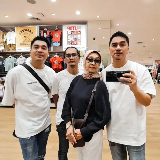 [Fimela] Enda Ungu bersama ibu dan saudaranya