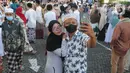 <p>Umat Muslim berselfie usai melakukan Sholat Idul Fitri di halaman Masjid Agung Ibnu Batutah pada kompleks peribadatan Puja mandala di kawasan Nusa Dua, Bali, Senin (2/5/20222). Perayaan Idulfitri 1443 H berjalan dengan khidmat dan menerapkan protokol kesehatan. (merdeka.com/Arie Basuki)</p>