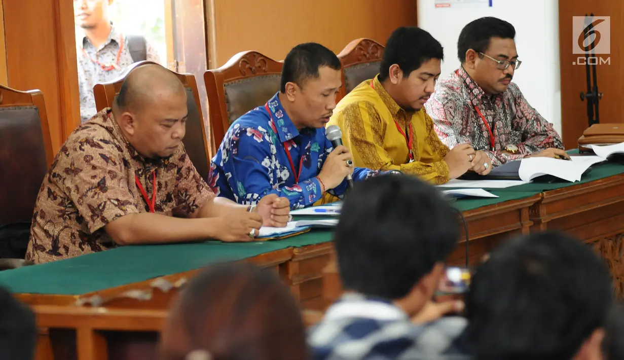 Kuasa Hukum pihak Pemohon membacakan materi permohonan pada sidang praperadilan Setya Novanto terhadap KPK di Pengadilan Negeri Jakarta Selatan, Rabu (20/9). Sidang beragendakan pembacaan materi pihak pemohon. (Liputan6.com/Helmi Fithriansyah)