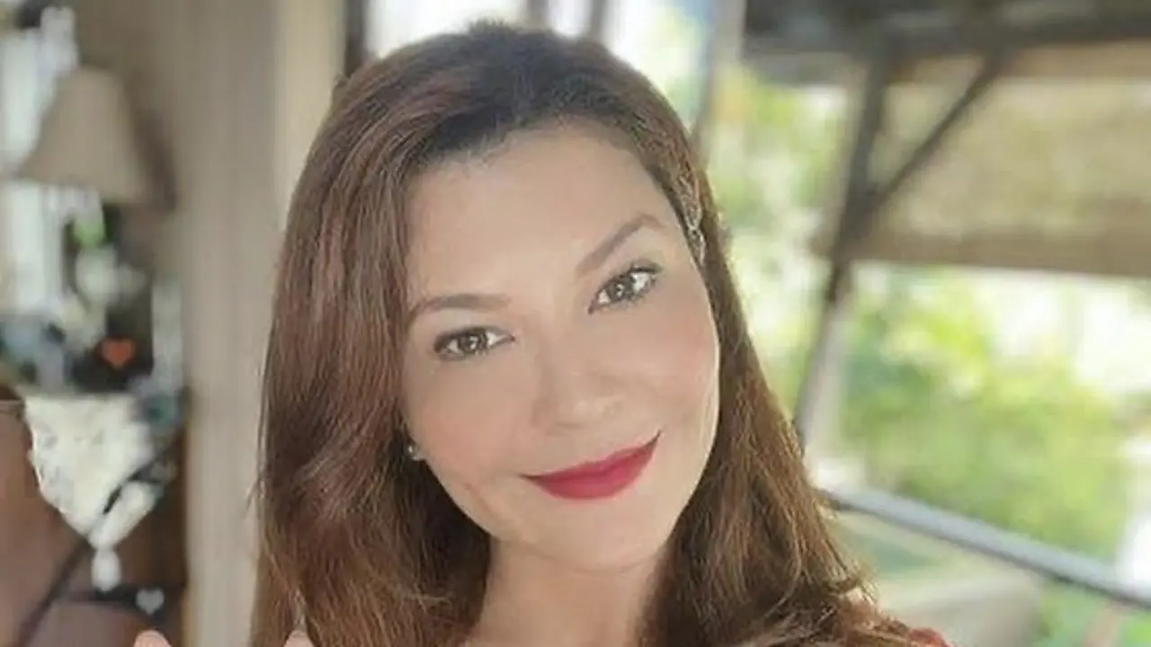 Pesona Tamara Bleszynski Mengenakan Kebaya