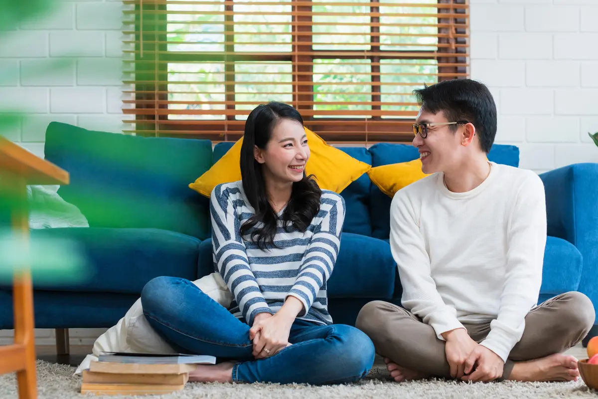 perempuan dan pasangan senyum