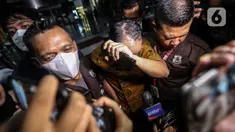 Idris lantas meninggalkan wartawan sambil menutupi wajahnya agar tidak terekam kamera.  (Liputan6.com/Johan Tallo)