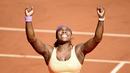 Reaksi Serena Williams setelah mengalahkan Lucie Safarova di final Prancis Terbuka 2015.  (EPA/CAROLIN BLUMBERG)
