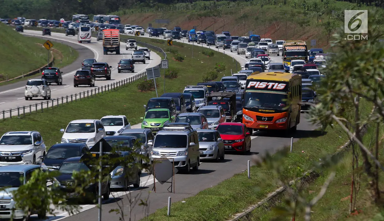 Sejumlah kendaraan pemudik memadati Jalan Tol Cipali, Jawa Barat mengarah ke Jakarta, Kamis (29/6). Memasuki H+4 Lebaran, arus balik dari Jawa Tengah menuju Jakarta masih terpantau ramai lancar. (Liputan6.com/Faizal Fanani)