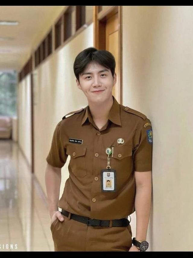 6 Editan Foto Kim Seon Ho Jika Bekerja di Indonesia, Pakai Seragam PNS ...