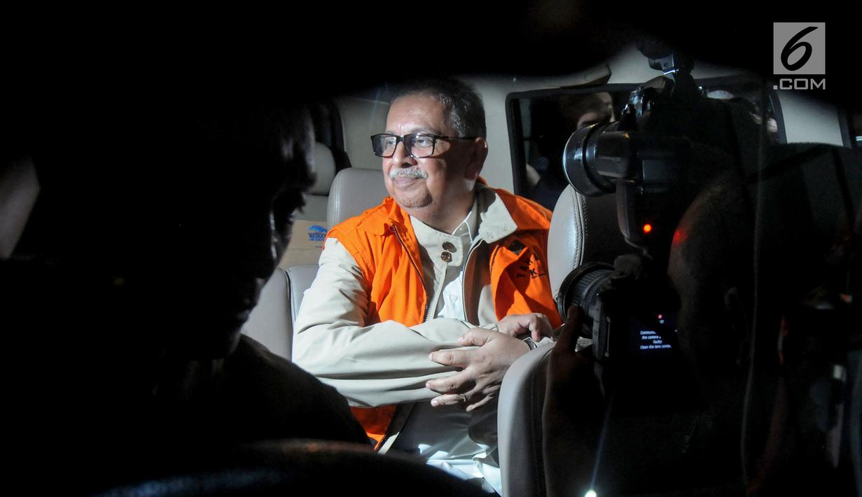 Dirut PT. PLN nonaktif Sofyan Basir memakai rompi tahanan usai pemeriksaan di Gedung KPK, Jakarta, Senin (27/05/2019). Sofyan Basir resmi ditahan 20 hari kedepan untuk mempermudah pemeriksaan terkait menerima suap dari Johannes Kotjo dalam pembangunan proyek PLTU Riau-1. (merdeka.com/Dwi Narwoko)