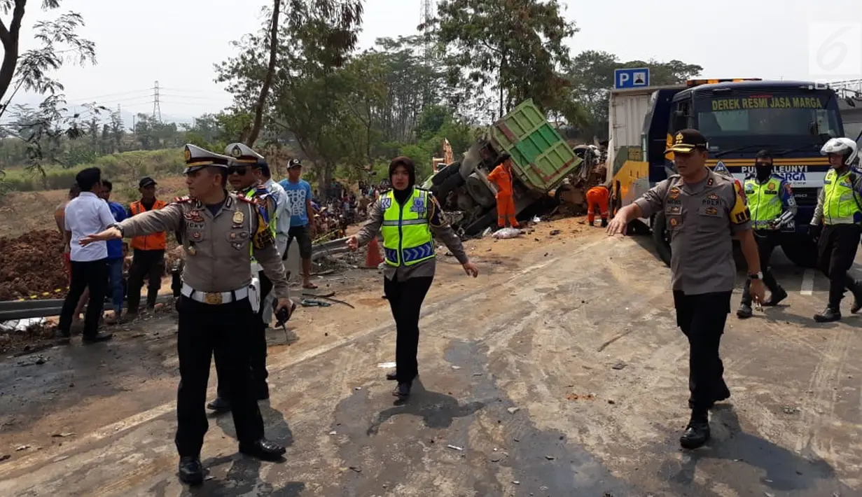 Polisi mengamankan lokasi kecelakaan maut di ruas Tol Cipularang Kilometer 92, Purwakarta, Jawa Barat, Senin (2/9/2019). Kecelakaan maut Cipularang melibatkan 21 kendaraan. (Liputan6.com/HO/Humas Polda)