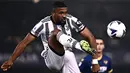 <p>Bek Juventus, Bremer mengontrol bola saat bertanding melawan Verona pada pertandingan lanjutan Liga Serie A Italia di stadion Bentegodi di Verona, Jumat (11/11/2022). Dengan kemenangan ini, Juventus naik ke peringkat empat klasemen dengan 28 poin. (AFP/Marco Bertorello)</p>