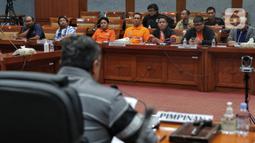 Sejumlah perwakilan suporter sepak bola mengikuti rapat dengar pendapat dengan Komisi X DPR di Kompleks Parlemen, Senayan, Jakarta, Selasa (8/11/2022). Rapat tersebut membahas pengelolaan dan manajemen pertandingan serta perlindungan suporter di dalam Undang-Undang. (Liputan6.com/Angga Yuniar)