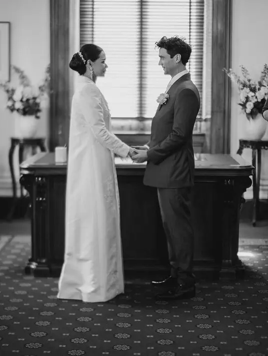 <p>Desain sleek dengan permainan paduan material seperti lace, organza, dan detail penuh aksi lainnya berhasil ciptakan sebuah inspirasi wedding attire ang tak biasa. [Foto: Instagram/ Adiniawrst]</p>