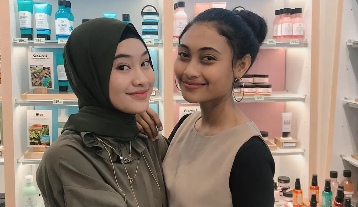 Bachmid bersaudara baru-baru ini sedang jadi sorotan, lantaran dua saudara Novia Bachmid yaitu Zilva Bachmid dan Nazwa Bachmid menjadi peserta Indonesian Idol XII. Namun, hanya Zilva yang berhasil membawa pulang golden ticket. Novia yang sudah lebih dulu terjun ke industri musik Tanah Air pun turut datang dan memberi dukungan. (Liputan6.com/IG/@zilvabachmid2)