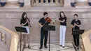 Sebuah pertunjukan musik dipentaskan di Gedung Konser Shanghai (Shanghai Concert Hall) di Shanghai, China timur (6/9/2020). Gedung konser tersebut dibuka kembali untuk umum pada Minggu (6/9) setelah dipugar selama satu setengah tahun. (Xinhua/Wang Xiang)
