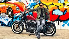 Memiliki kecintaan terhadap dunia otomotif sejak lama, Andre Taulany memang sudah lama mengkoleksi berbagai tunggangan. Koleksinya pun berupa mobil dan juga Motor Gede (Moge) yang berasal dari Negeri Paman Sam. (Liputan6.com/IG/@andreastaulany)