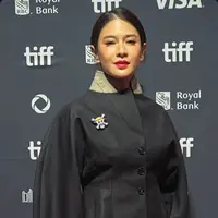 Tampilan Dian Sastrowardoyo dari riasan makeup hingga ootd di Toronto International Film Festival 2025. [@therealdisastr]
