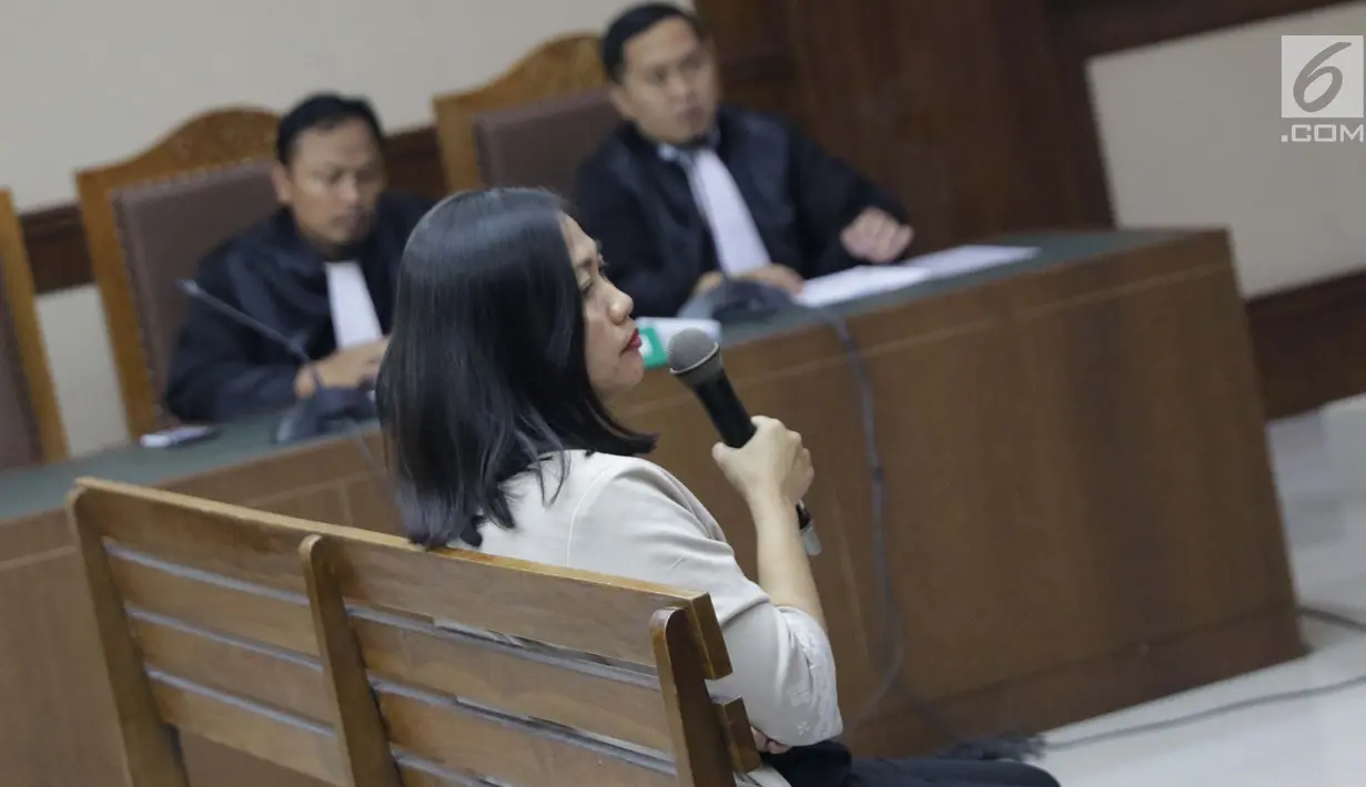 Direktur Keuangan PT Inersia Ampak Engineer (IAE), M Indung Andriani saat menjalani sidang pembacaan dakwaan di Pengadilan Tipikor, Jakarta, Rabu (20/8/2019). M Indung Andriani didakwa menjadi perantara suap untuk anggota komisi VI DPR RI, Bowo Sidik Pangarso. (Liputan6.com/Helmi Fithriansyah)
