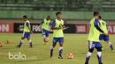 Febri Haryadi (2kanan) kembali berlatih bersama Persib Bandung usai mengikuti seleksi Timnas U-22 ddi Stadion Manahan, Solo, Jumat (24/2/2017). Persib melawan Mitra Kukar pada babak 8 besar Piala Presiden 2017. (Bola.com/Nicklas Hanoatubun)