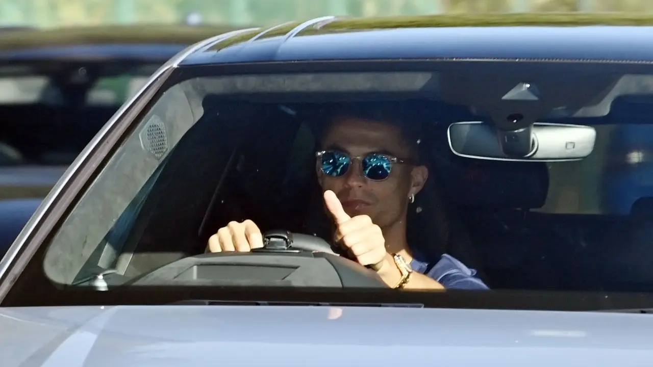 Foto: Usai Latihan Bersama Manchester United, Cristiano Ronaldo Menampakkan Diri Pakai Lamborghini