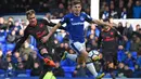 Pemain Arsenal, Aaron Ramsey (kiri) melepaskan tembakan saat diadang pemain Everton pada laga Premier League pekan ke-9 di Goodison Park, Liverpool, (22/10/2017). Arsenal menang 5-2. (AFP/Oli Scarff)