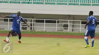 Pemain bintang Persib, Carlton Cole (kiri) saat melakukan latihan resmi laga lanjutan Liga 1 melawan PS TNI di Stadion Pakansari, Kab Bogor, Jumat (21/4). Laga PS TNI melawan Persib akan digelar pada Sabtu (22/4). (Liputan6.com/Helmi Fithriansyah)