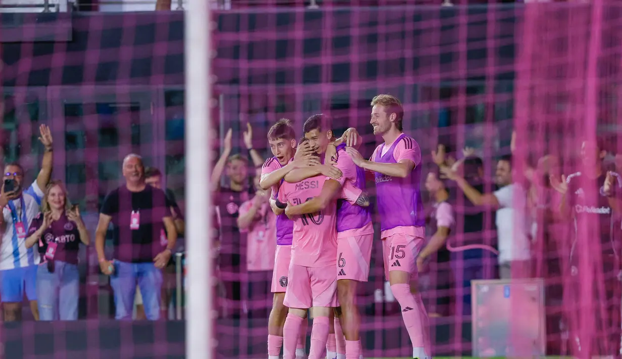 Inter Miami berhasil mengamankan kemenangan penting setelah menundukkan DC United dengan skor 3-2 dalam lanjutan Major League Soccer 2025/2026 di Chase Stadium, Fort Lauderdale, Florida, Amerika Serikat pada 20 September 2025 waktu setempat atau Minggu (21/9/2025) pagi WIB. (Chris Arjoon/AFP)