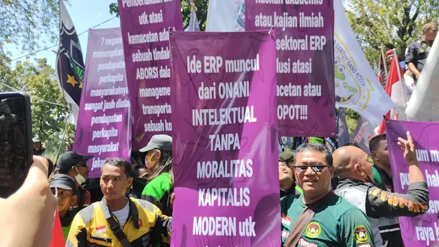 Komunitas ojek online (ojol) dari berbagai wilayah DKI Jakarta menggelar aksi demonstrasi di depan Balai Kota DKI Jakarta. (Liputan6.com/Winda Nelfira)