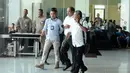 Anggota DPR RI, Melchias Marcus Mekeng (kedua kanan) meninggalkan gedung KPK usai diperiksa, Jakarta, Kamis (10/8). Melchias Marcus Mekeng diperiksa sebagai saksi TPK pengadaan paket penerapan KTP elektronik. (Liputan6.com/Helmi Fithriansyah)