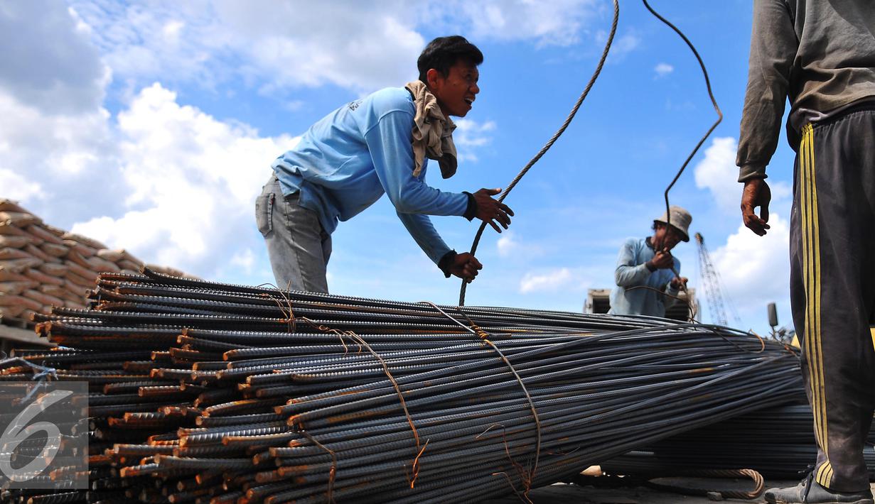 Pekerja mengikat baja yang akan dipindahkan untuk di kirim melalui Pelabuhan Sunda Kelapa, Jakarta, Kamis (15/12). Di Indonesia peluang pengembangan industri dan konstruksi baja nasional masih terbuka lebar. (Liputan6.com/Angga Yuniar)