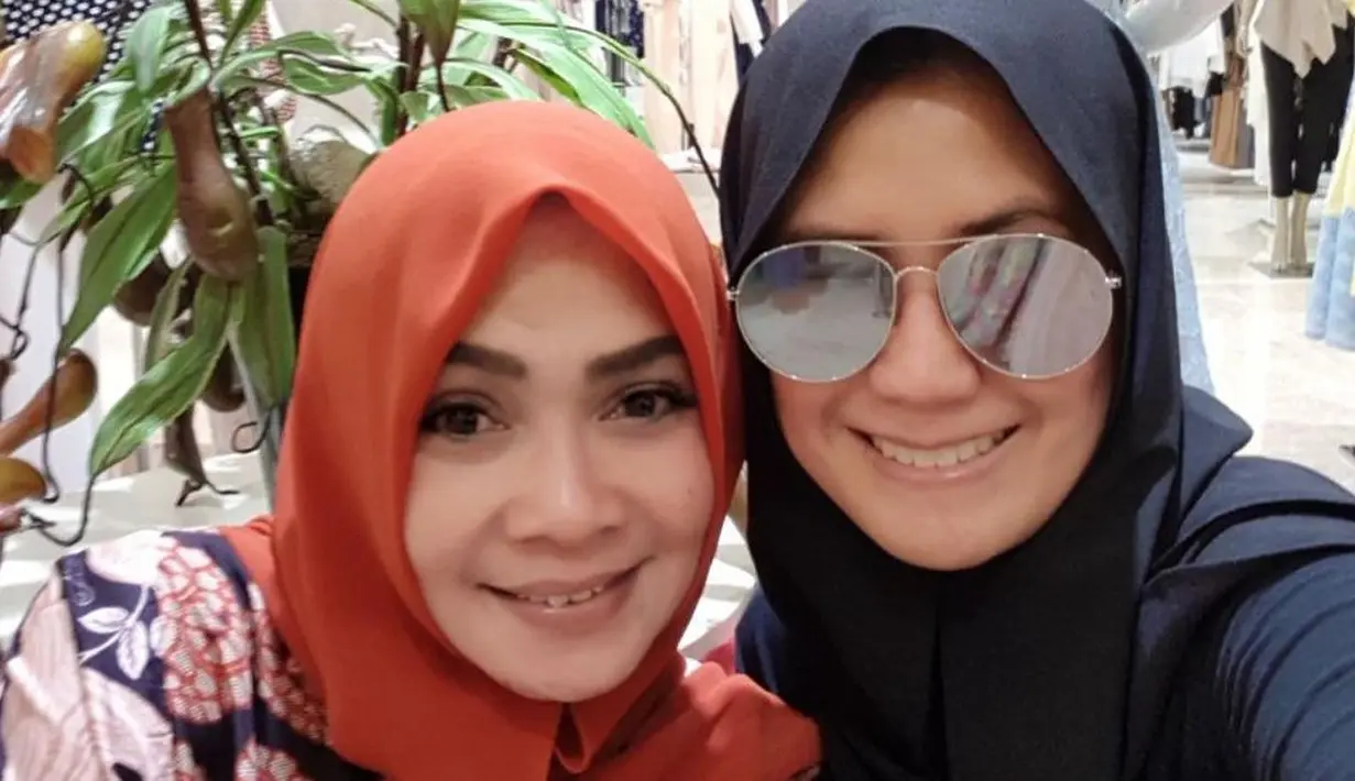 Sebelum menjadi pengusaha sukses, Mama Rieta mengaku pernah menjadi manajer Nicky Astria. Hal itu diungkapkan saat menjadi bintang tamu kanal Youtube Venna Melinda. [Instagram.com/rieta_amilia]