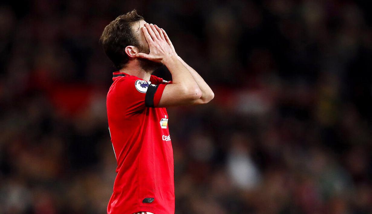 Gelandang Manchester United, Juan Mata, tampak kecewa usai gagal membobol gawang Wolverhampton Wanderers pada laga Premier League di Stadion Old Trafford, Sabtu (1/2/2020). Kedua tim bermain imbang tanpa gol. (AP/Martin Rickett)