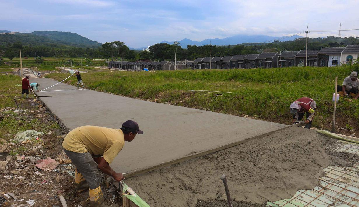 Target ini merupakan bagian dari komitmen pemerintah dan bank penyalur (BTN) dalam mendukung program 3 juta rumah untuk menyediakan hunian layak bagi Masyarakat Berpenghasilan Rendah (MBR). Tampak dalam foto, pekerja menyelesaikan pembangunan jalan perumahan subsidi di Kabupaten Bogor, Jawa Barat, Selasa (24/2/2026). (Kapanlagi.com/Budy Santoso)