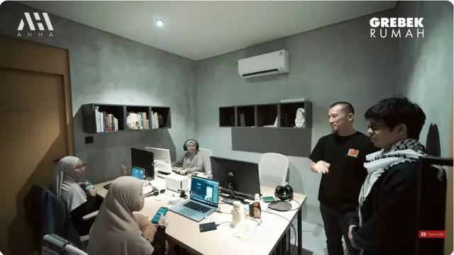 Ada Pembatas Ikhwan dan Akhwat, Ini 9 Potret Kantor Ustaz Felix Siauw yang Estetik