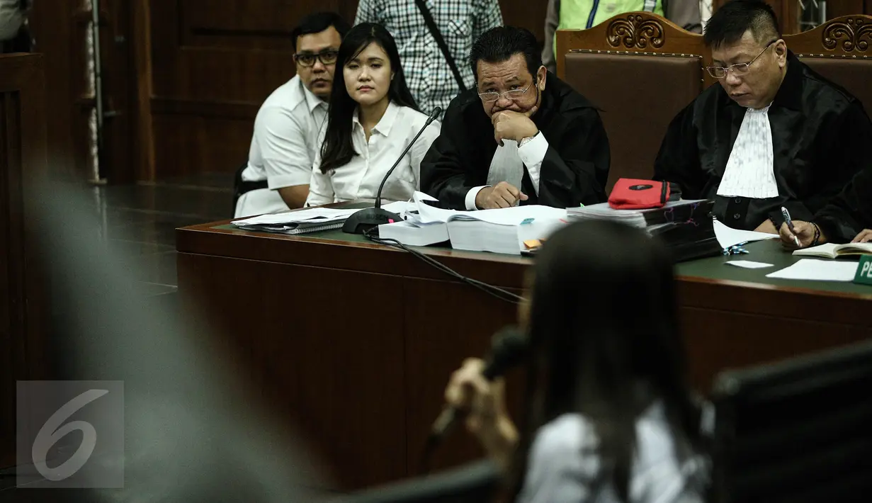 Tersangka pembunuhan Wayan Mirna Salihin, Jessica Kumala Wongso mendengarkan kesaksian Hanie Juwita Boon dalam sidang lanjutan di PN Jakarta Pusat, Rabu (13/7). Hanie merupakan teman minum kopi korban dan tersangka. (Liputan6.com/Faizal Fanani) 