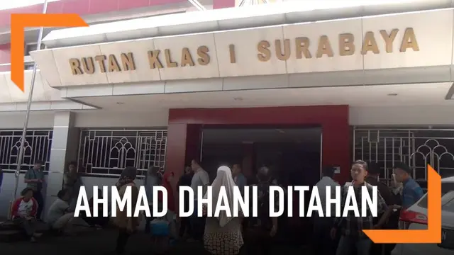 Setelah menjalani sidang perdana kasus pencemaran nama baik, Ahmad Dhani langsung ditahan di Rutan Medaeng, Jawa timur.