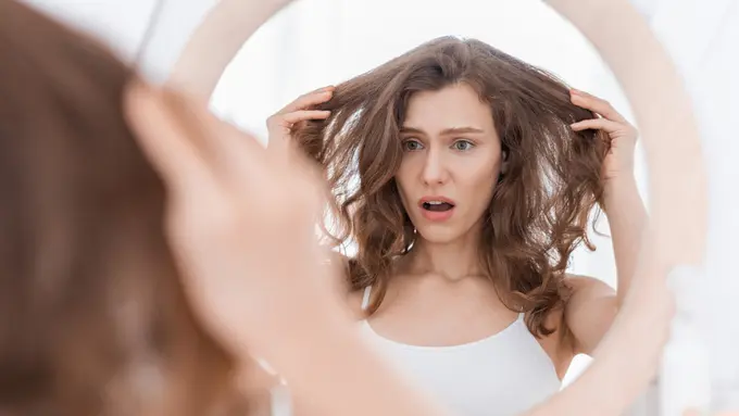 4 Penyebab Rambut Lepek dan Berminyak yang Kerap Terjadi