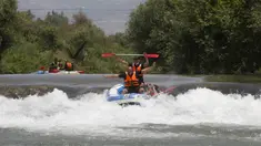 Umat muslim merayakan liburan Idul Fitri dengan rafting menyusuri Sungai Hasbani, Anak Sungai Yordan, di Kfar Blum, Israel, Rabu (27/5/2020). Pemerintah Israel mengurangi pembatasan aktivitas terkait pandemi virus corona COVID-19. (JALAA MAREY/AFP)