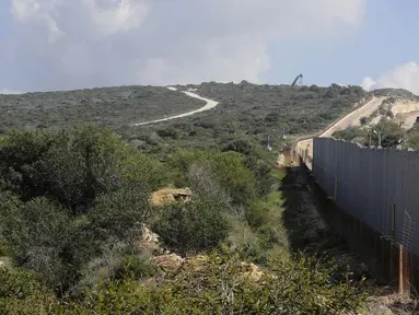 Tembok beton terlihat dari kota perbatasan Lebanon selatan Naqura dengan Israel di sebelah selatan Beirut (24/2). Tembok besar tersebut dibangun Israel di dekat  perbatasan selatan Lebanon. (AFP Photo/Joseph Eid)