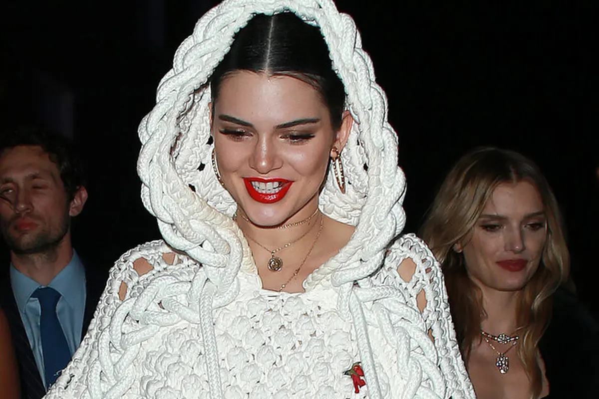 Kendall Jenner memarkan gigi emasnya di London Fashion Week. (Foto: Huffington Post)