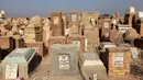 Kuburan terlihat di pemakaman Wadi al-Salam, di Najaf, selatan Baghdad, Irak, 3 Agustus 2016. Akibat perang yang terjadi, beberapa bagian makam ini hancur rata dengan tanah. (REUTERS/Alaa Al-Marjani)
