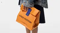 Tas kantung sandwich ala Louis Vuitton yang harganya puluhan juta rupiah. (dok. Louis Vuitton Indonesia)